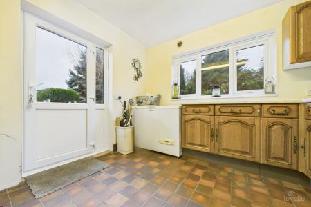 4 bedroom Detached bungalow for sale in Carr Road, Ulceby, North Lincolnshire, DN39