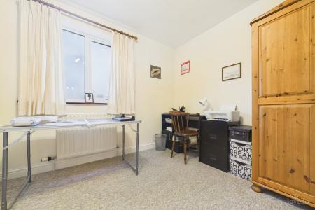 2 bedroom Semi-detached house for sale in Hawthorne Close, Winterton, North Lincolnshire, DN15