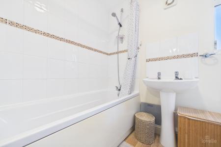 2 bedroom Semi-detached house for sale in Hawthorne Close, Winterton, North Lincolnshire, DN15