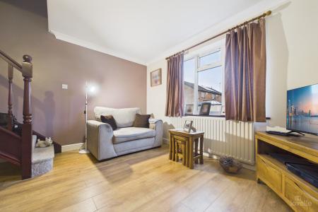 2 bedroom Semi-detached house for sale in Hawthorne Close, Winterton, North Lincolnshire, DN15