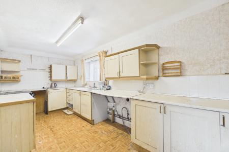 3 bedroom Semi-detached house for sale in Barrow Road, New Holland, North Lincolnshire, DN19