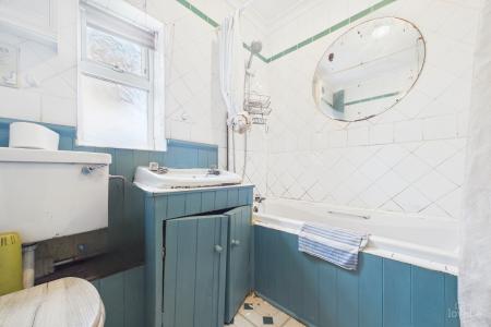 3 bedroom Semi-detached house for sale in Barrow Road, New Holland, North Lincolnshire, DN19