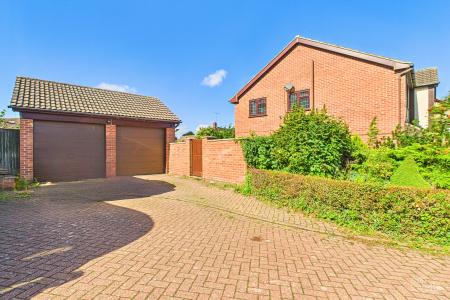 4 bedroom Detached house for sale in Wolsey Drive, Barrow-upon-Humber, North Lincolnshire, DN19