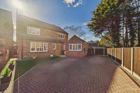 4 bedroom Detached house for sale in Franklin Way, Barrow-upon-Humber, North Lincolnshire, DN19