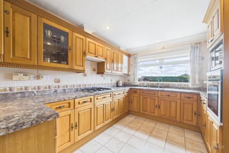 3 bedroom Detached bungalow for sale in Warrendale, Barton-upon-Humber, North Lincolnshire, DN18