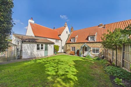 2 bedroom Semi-detached house for sale in Silver Street, Winteringham, North Lincolnshire, DN15