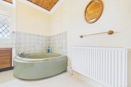 3 bedroom Detached bungalow for sale in Barton Road, Barrow-upon-Humber, North Lincolnshire, DN19