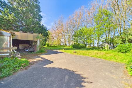 3 bedroom Detached bungalow for sale in Barton Road, Barrow-upon-Humber, North Lincolnshire, DN19