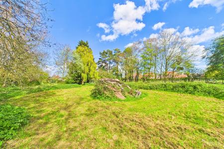 3 bedroom Detached bungalow for sale in Barton Road, Barrow-upon-Humber, North Lincolnshire, DN19