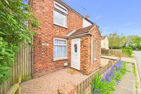 2 bedroom Semi-detached house for sale in Townside, East Halton, North Lincolnshire, DN40
