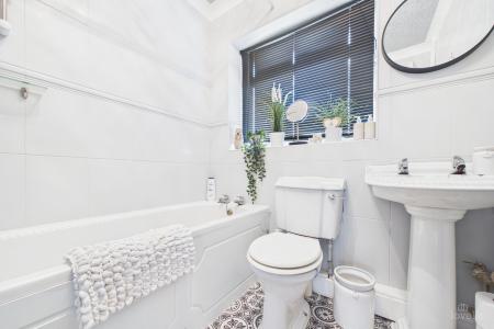 4 bedroom Detached bungalow for sale in Greenway, Barton-upon-Humber, North Lincolnshire, DN18