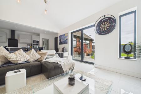 4 bedroom Detached bungalow for sale in Greenway, Barton-upon-Humber, North Lincolnshire, DN18