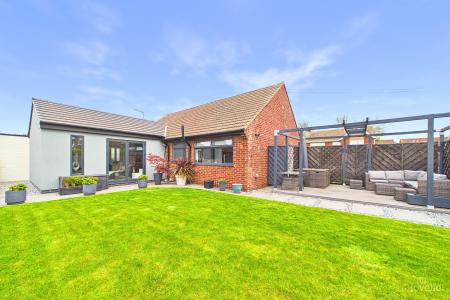 4 bedroom Detached bungalow for sale in Greenway, Barton-upon-Humber, North Lincolnshire, DN18
