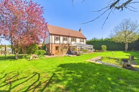 4 bedroom Detached house for sale in Birchwood Close, Barton-upon-Humber, North Lincolnshire, DN18