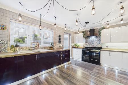 4 bedroom Detached house for sale in Riverbank Rise, Barton-upon-Humber, North Lincolnshire, DN18