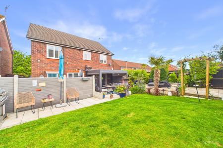 4 bedroom Detached house for sale in Riverbank Rise, Barton-upon-Humber, North Lincolnshire, DN18