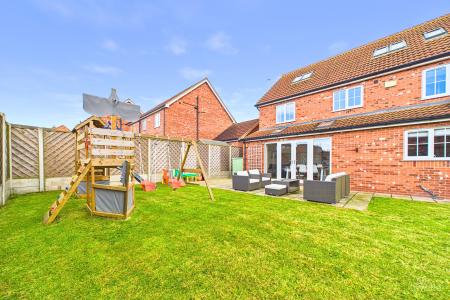 5 bedroom Detached house for sale in Canberra View, Barton-upon-Humber, North Lincolnshire, DN18
