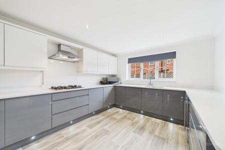 5 bedroom Detached house for sale in Canberra View, Barton-upon-Humber, North Lincolnshire, DN18