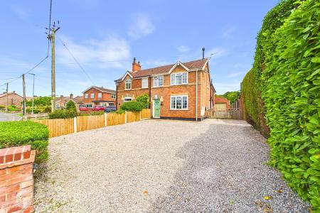 4 bedroom Semi-detached house for sale in Low Road, Worlaby, North Lincolnshire, DN20