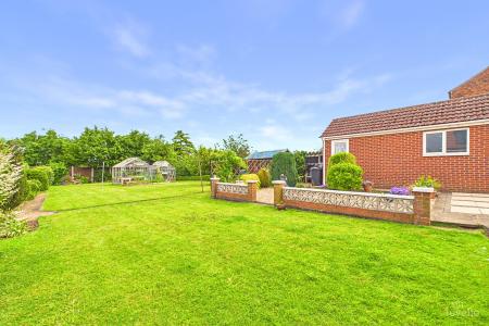 3 bedroom Detached bungalow for sale in East Acridge, Barton-upon-Humber, North Lincolnshire, DN18
