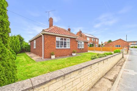 3 bedroom Detached bungalow for sale in East Acridge, Barton-upon-Humber, North Lincolnshire, DN18