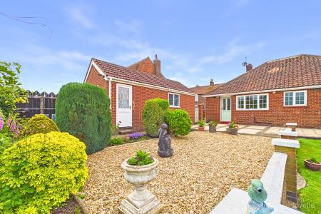 3 bedroom Detached bungalow for sale in East Acridge, Barton-upon-Humber, North Lincolnshire, DN18