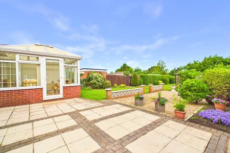 3 bedroom Detached bungalow for sale in East Acridge, Barton-upon-Humber, North Lincolnshire, DN18