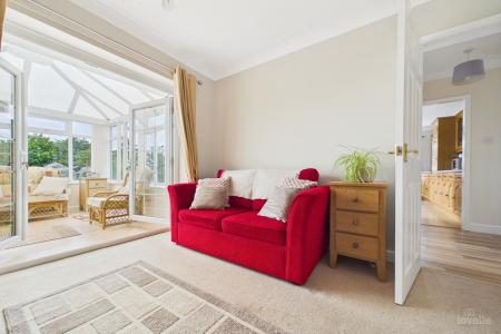 3 bedroom Detached bungalow for sale in East Acridge, Barton-upon-Humber, North Lincolnshire, DN18