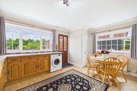 3 bedroom Detached bungalow for sale in East Acridge, Barton-upon-Humber, North Lincolnshire, DN18
