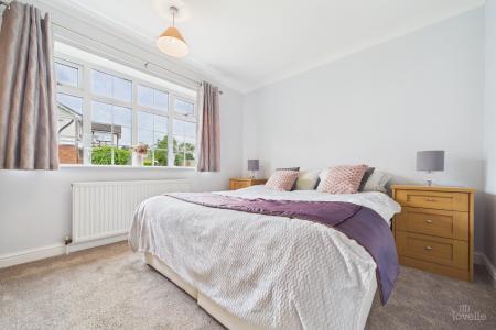 3 bedroom Detached bungalow for sale in East Acridge, Barton-upon-Humber, North Lincolnshire, DN18
