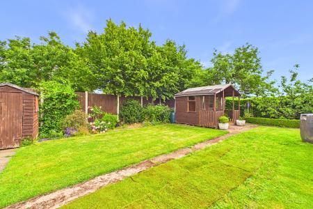 3 bedroom Detached bungalow for sale in East Acridge, Barton-upon-Humber, North Lincolnshire, DN18