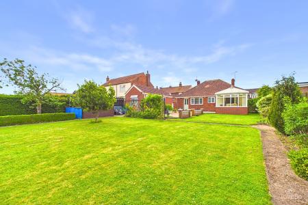 3 bedroom Detached bungalow for sale in East Acridge, Barton-upon-Humber, North Lincolnshire, DN18