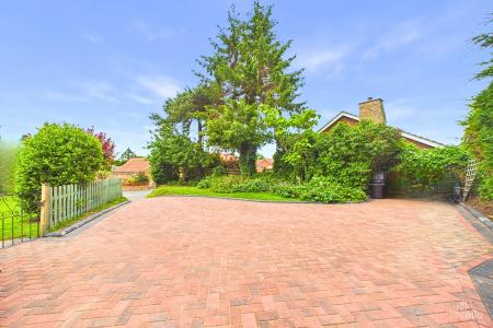 3 bedroom Detached bungalow for sale in Barton Street, Barrow-upon-Humber, North Lincolnshire, DN19