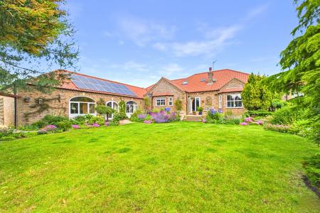 5 bedroom Detached house for sale in Chapter House - Middlegate Mews, Melton Ross, North Lincolnshire, DN38