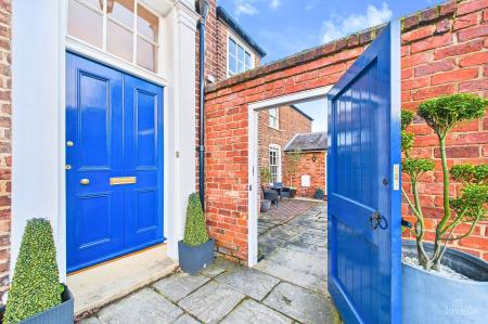 4 bedroom Semi-detached house for sale in Queen Street Barton-Upon-Humber, North Lincolnshire, DN18