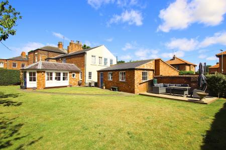 4 bedroom Semi-detached house for sale in Queen Street Barton-Upon-Humber, North Lincolnshire, DN18