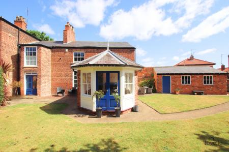 4 bedroom Semi-detached house for sale in Queen Street Barton-Upon-Humber, North Lincolnshire, DN18
