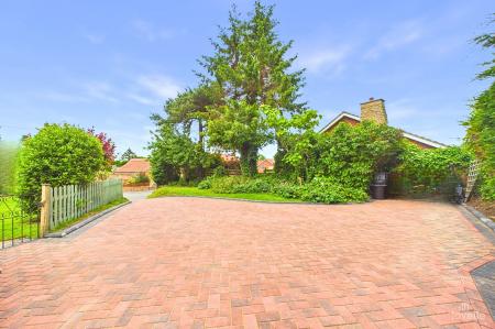3 bedroom Detached bungalow for sale in Barton Street, Barrow-Upon-Humber, DN19