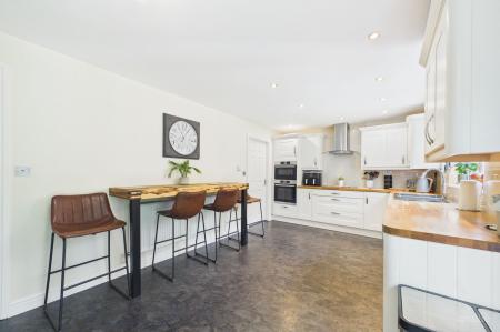 5 bedroom Detached house for sale in Abbey Rise, Barrow-Upon-Humber, DN19