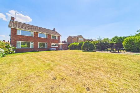4 bedroom Detached house for sale in Ferriby Road, Barton-Upon-Humber, DN18