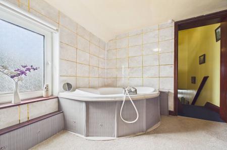 3 bedroom Semi-detached house for sale in Barrow Road, New Holland, DN19