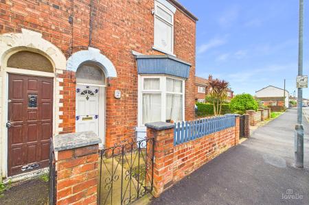 3 bedroom Semi-detached house for sale in Barrow Road, New Holland, DN19