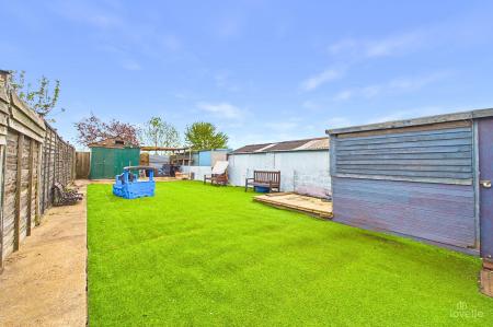 3 bedroom Semi-detached house for sale in Barrow Road, New Holland, DN19