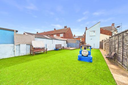 3 bedroom Semi-detached house for sale in Barrow Road, New Holland, DN19
