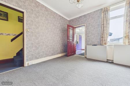 3 bedroom Semi-detached house for sale in Barrow Road, New Holland, DN19