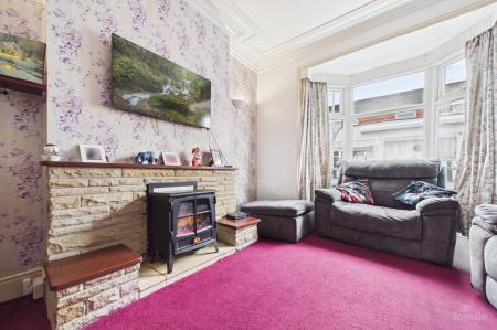 3 bedroom Semi-detached house for sale in Barrow Road, New Holland, DN19