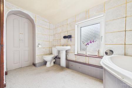 3 bedroom Semi-detached house for sale in Barrow Road, New Holland, DN19