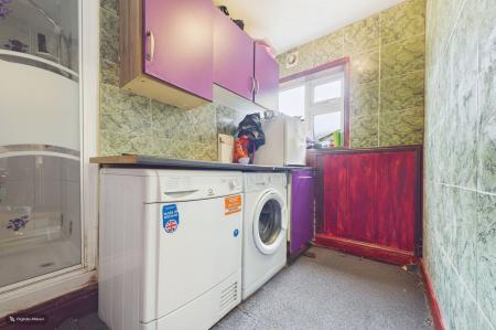 3 bedroom Semi-detached house for sale in Barrow Road, New Holland, DN19