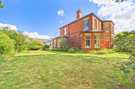 3 bedroom Semi-detached house for sale in Howe Lane, Goxhill, DN19