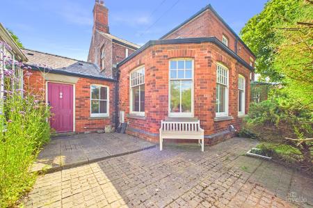 3 bedroom Semi-detached house for sale in Howe Lane, Goxhill, DN19